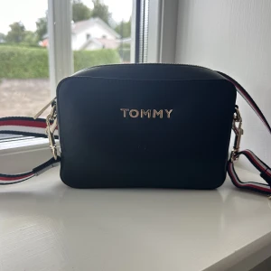 Tommy Hilfiger - Tommy Hilfiger väska i nyskick! Endast använd fåtal gånger. Köparen står för frakten!