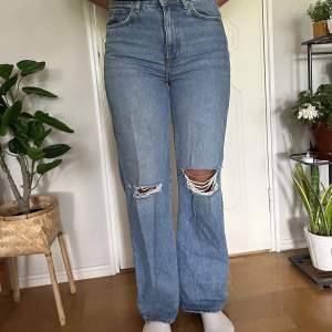 Det är ett par blåa jeans med hål i knäna från lager 157. Storlek: M. Gamla byxor men fortfarande i väldigt fint skick!👌🏼 