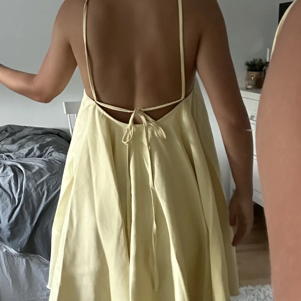 Gul superfin klänning från Melissa Bentsen x NA-KD. Justerbara band i ryggen så man kan spänna åt så den passar ditt önskemål.  Nypris 549, den är endast använd en gång! 💛. Klänningar.