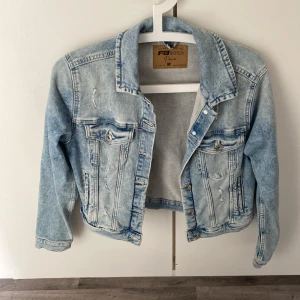 Jeansjacka  - En blå jeansjacka från NEW YORKER i storlek M. Använd 3 månget max.