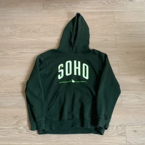 Grön H&M Hoodie  - Grön H&M hoodie med tryck i bra skick Storlek M