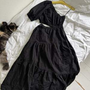 Säljer min underbara svarta klänning från mango i storlek M!!! Inga tecken på användning🧚‍♀️