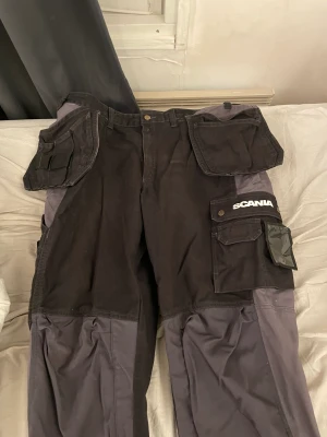 Scania stålhetta byxor - Helt nya  Använda 5 gånger Nypris är 1200 men dessa säljer jag för 300kr Storlek C56 = XL och L 