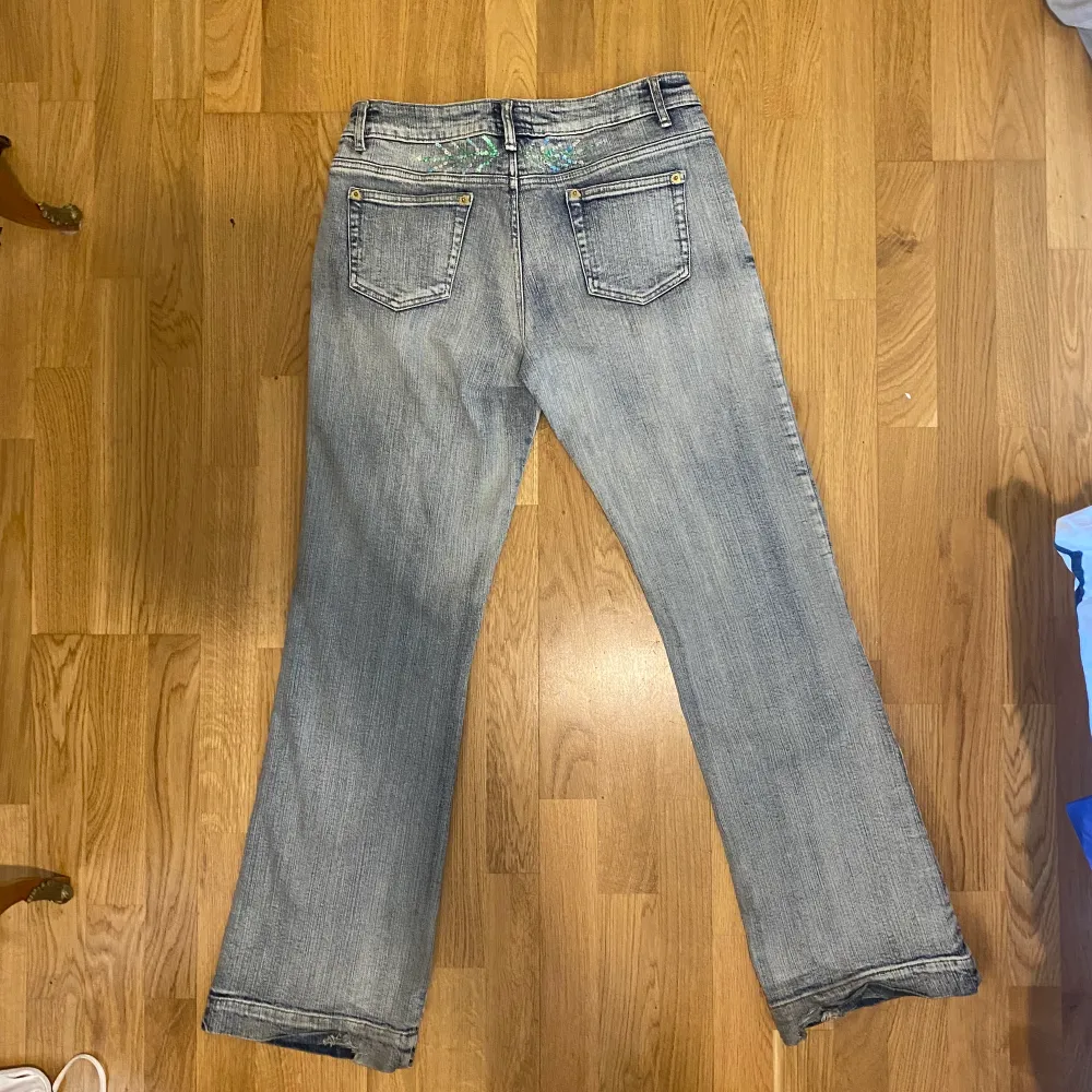 Snygga jeans i uppskattad storlek M. Midjemåttet är ca 39 cm och inbenslängden ca 80 cm. Jeansen är i toppen skick bortsett från slitage längst ner. FINNS KVAR! . Jeans & Byxor.