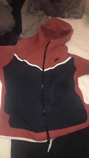  Nike tech fleece cedar-obsidian-black - En nike tech dress köpt i april månad på jd sports  för hoodien kostade nypris 1250 och byxorna 1100 kr säljer denna sällaynta tech fleece  Men används ej Storlek L men passar M   Vet att den passar seriösa köpare skriv scam tolereras ej ☺️