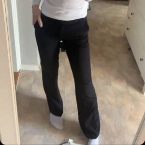 Kostymbyxor  - Kostymbyxor som är använda fåtal gånger.  Storlek 34/XS, extra långa i benen. Sitter perfekt i längden på mig som är 180. Säljer då dem blivit för små.