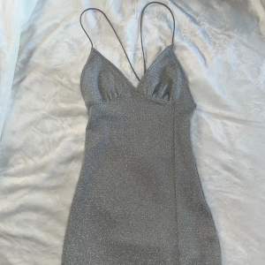 Kort, silvrig och glittrig klänning med låg rygg och krossade band 💕 frakt tillkommer 