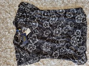 Helt ny Ralph Lauren blus medium  - Helt ny oanvänd dam Ralph Lauren blus  Mycket elegant trändig . Storlek medium.  Tags hänger kvar. 