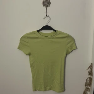 T-shirt  - En grön T-shirt från monki helt oanvänd 