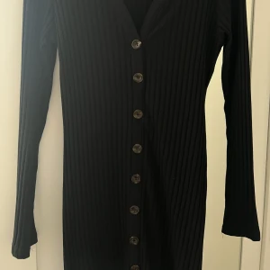 Stickad klänning - Oanvänd stickad klänning i storlek M. Finns i Göteborg men kan även fraktas vid önskning.