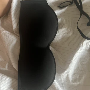 Bh - säljer denna nya bh som jag köpte för ville ha en bh utan band men den va för liten❤️så har aldrig använt den🌸storlek XS men skulle säga att den passar 75A- en liten B man kan sätta på banden eller ha utan❤️ den här silikon band ovanför så den inte ramlar💓