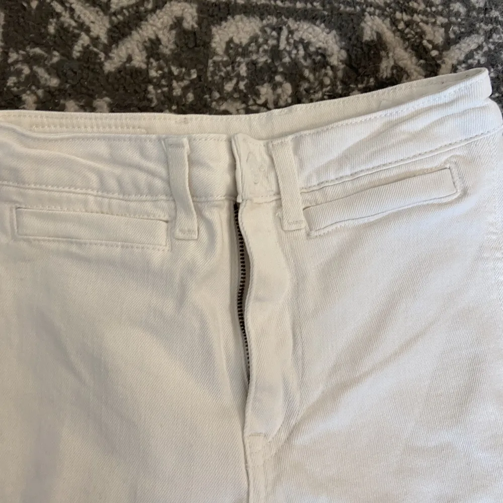Vita utsvängda vida jeans från monki. Väldigt fina men för högmidjat för min smak.💗 ord pris = 369kr. Jeans & Byxor.