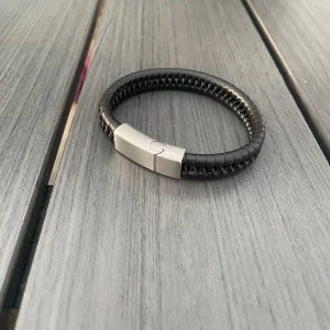 Armband  - Svart läder armband. Säljer pga av att det är är för stort. 22cm. Aldrig använt 