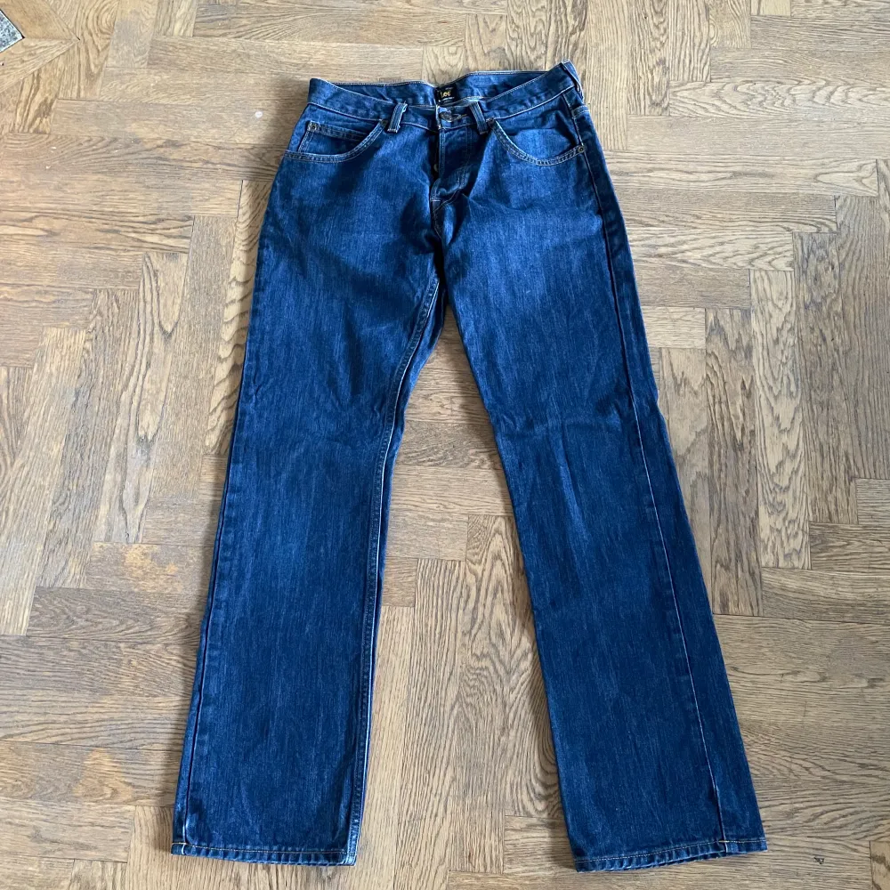 Bootcut jeans från Lee i toppen skick! Storlek 30 X 32 med fin marinblå färg! Skriv om ni har några frågor!. Jeans & Byxor.