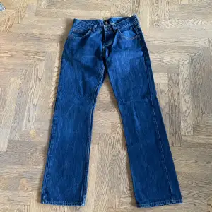 Bootcut jeans från Lee i toppen skick! Storlek 30 X 32 med fin marinblå färg! Skriv om ni har några frågor!