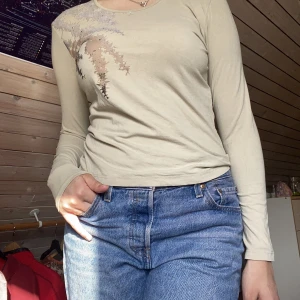 Långärmad T-shirt med kristallmönster - Använd 2 gånger men köpt på sellpy. Cool men färgen passar inte mig och jag tvättas ut litegranna.
