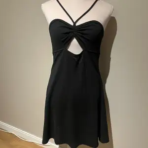 Jätte gullig svart fladdrig klänning nu till sommaren. Perfekt att ha över bikini och liknande. Inte använd bara testad! Frakten kostar 65kr!!!