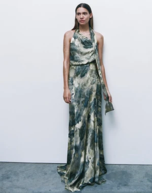 Klänning från Zara - Säljer superfin klänning från Zara🌼. Inköpt för mindre än en månad sedan och bara använd vid ett tillfälle och är därför i perfekt skick. 