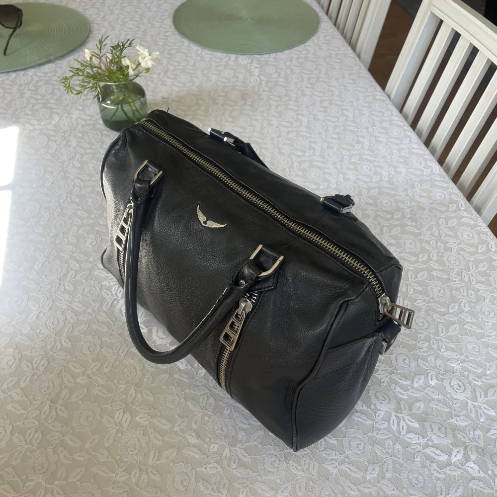 Säljer min Zadig väska då den inte kommer till användning längre 🤍 Inga större defekter, skriv i dm för mer bilder 🥰 Nypris: 5 151 kr . Väskor.