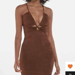 Brun festklänning  - Kort brun festklänning från bershka 