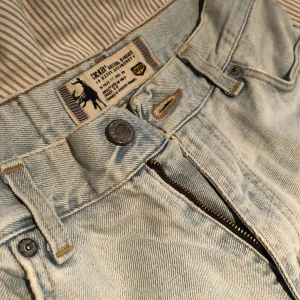 Crocker jeans - Crocker 334 jeans i en väldigt ljus tvätt som tyvärr är för små, storleken är bort klipp men skulle uppskattas som en 32    Vid funderingar är det bara att skriva🤍 