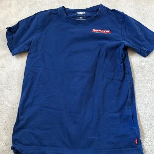Levis tshirt - Bra kvalitet levis tshirt som är köpt på plick. Har ett rött sträck på ryggen. Köparen står för frakt. 😊
