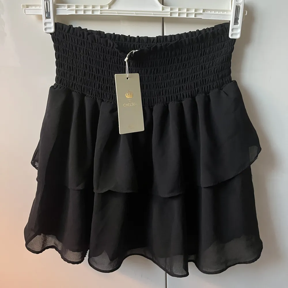Säljer denna Chelsea kjol då den aldrig kom till användning! Köpte den för 449kr men säljer för 200kr, pris går att diskutera☺️. Kjolar.