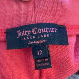 Lågmidjade röd/rosa juicy couture byxor i gammal model! - Dessa är en gammal juicy couture modell men tyvärr börjar de bli för korta för mig så därför säljer jag de! De har ett pyttelitet hål på knät som inte syns (kolla på bilderna) men älskar verkligen dessa! Storlek ”12 år” .