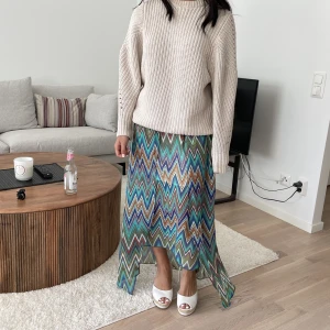 Mönstrad långkjol  - Sååå fin mönstrad långkjol som är lite längre där fram än bak! Har klippt av den från en klänning men inget som syns🥰