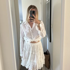 Broderad skjorta  - Så fin skjorta ifrån Zara. Använd 2 gånger. Storlek L. Fin att knyta