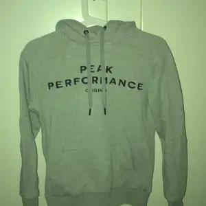 Fin tröja i nyskick från peak performance!  Säljer pga för liten för mig. :/