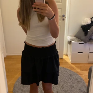 kjol - en svart volangkjol, säljer för att den är lite för stor för mig!💕