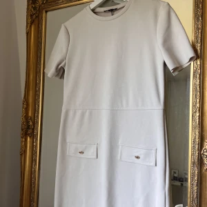 Zara klänning  - Aldrig använd, lappen sitter kvar.