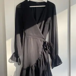 Svart klänning från Gina Tricot  Använd enstaka gång!  Storlek: 38 Nypris: 400kr  Säljes för: 150kr 