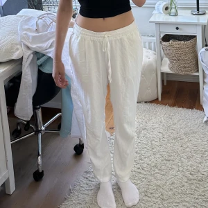Linnebyxor - Säljer dessa linnebyxor som aldrig används. De är i storlek L men sitter perfekt på mig som har strolek s då jag bara knyter ihop snörena på byxorna💞💞