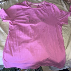 Rosa tröja  - Fick tröjan av min mammas kusin förra sommaren och den är helt oanvänd. Har aldrig riktigt tyckt om den men jag har inte vetat vad jag ska göra med den. Vet inte riktigt vart den kommer ifrån.