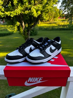 Nike Dunk Low Panda - Helt nya Nike Dunk Low ”Panda” i storlek 38 Hör av dig för mer info