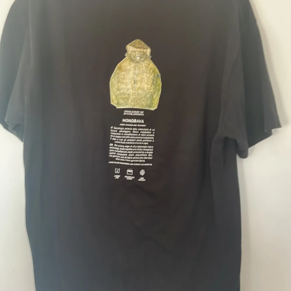 Säljer min Stone Island t-shirt! Den är i storlek M och jag säljer den för 700kr . T-shirts.