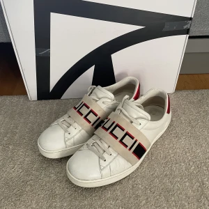 Gucci skor - Säljer ett par Gucci skor som är i bra skick! Skick 7,5/10! Dom är självklart äkta! Storlek 41,5 men är stora i storleken så passar 42. Hör gärna av dig om du har frågor!