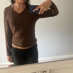 Brun tröja  - Brun tröja med en V ringning