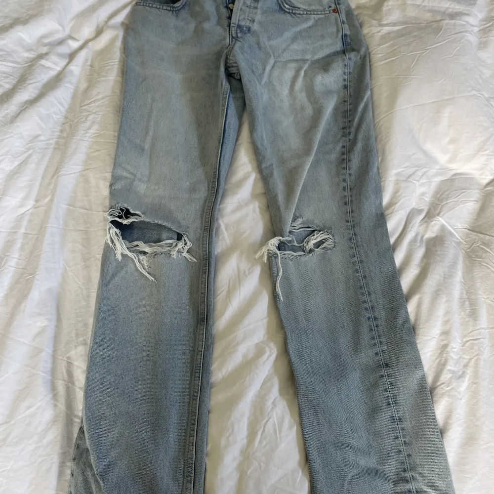 Ljusblå jeans från zara. Knappt använda och mycket fint skick. Hål i knäna. Stl 36, passar mig som är 167👽. Jeans & Byxor.