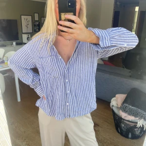 Oversized skjorta!💗💗 - Jättesnygg Oversized skjorta den zara!💖💖💖Storlek L så på mig som vanligtvis har XS/S sitter den Oversized! Linné material! 