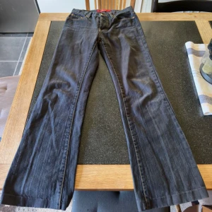 Vintage only jeans - Gammla lågmidjade only jeans. Blandning mellan bootcut och raka jeans. Vet inte vad jag ska kalla färgen på jeansen dem är mörkblåa eller svarta. Storlek 27 men lite små i midjan. Skit snygga på men försmå för mig!