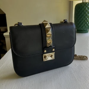 Valentino glam lock  - Så fin Valentino Glam lock väska, mellersta storleken, svart med guldiga detaljer ❤️