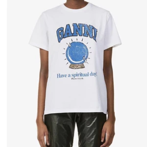 T-shirt - Nyköpt Ganni tröja som jag säljer eftersom jag råkade köpa två stycken. Jätte fin till sommaren och går att matcha med nästan allt❤️🤗🤗