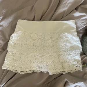 Minikjol - Säljer denna sjukt fina lågmidjade minikjolen! Den är i väldigt fint skick förutom en liten fläck som ni ser på andra bilden, inget man tänker på och går säkert att bleka bort om man vill. Storlek m men passar även mig som är xs-s