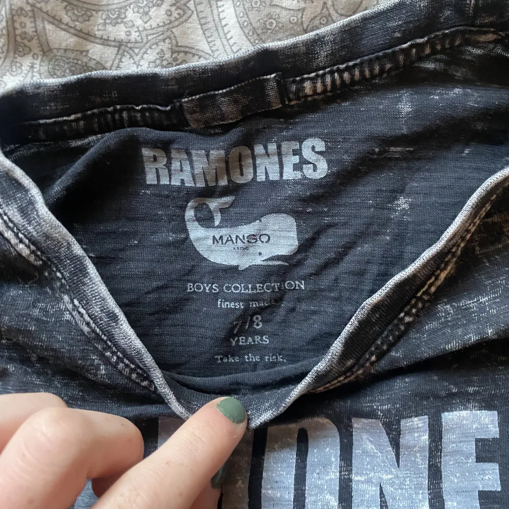 Ramones t-shirt i barnstorlek, på som som oftast när s-m i toppar sitter den perfekt tight.. Toppar.