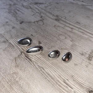 Handgjutna örhängen i tenn - Unika handgjutna örhängen i tenn med försilvrad ”nål/pinne” i örat. De är blanka släta.  200 kr st.