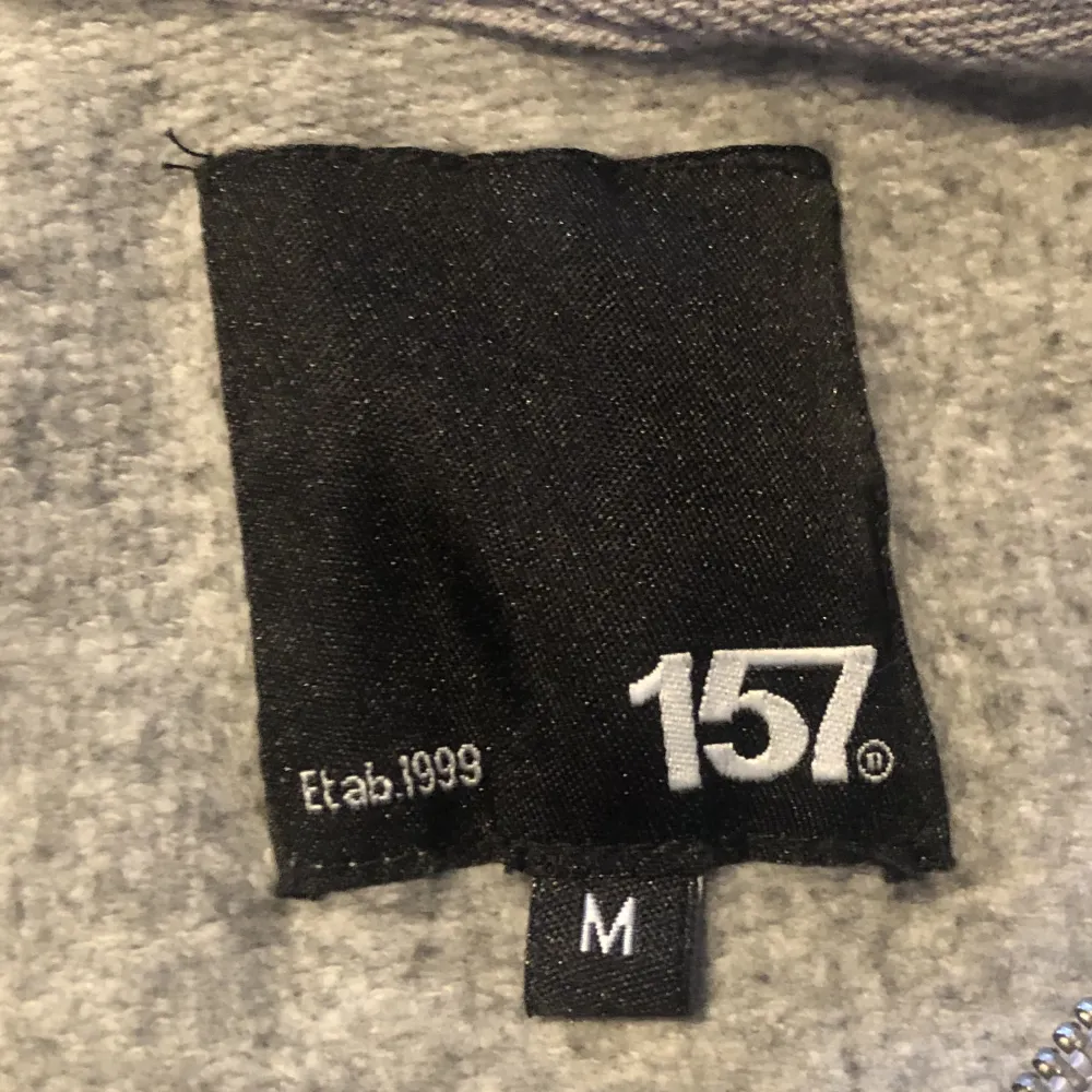En klassisk grå zip tröja ifrån lager 157 som är typ helt nu och har sällan används så den är i mycket bra skick! Skriv gärna om frågor osv! 😍🤌(det står storlek M men jag skulle säga mer åt S). Hoodies.