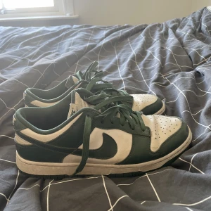 Nike dunks  - Tjena! Säljer ett par Nike dunks i storlek 42,5, bara använd ett fåtal gånger. 